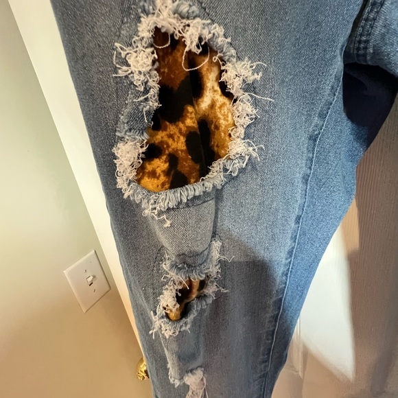 Women’s Venus jeans size 8 cheetah patches - Picture 4 of 5